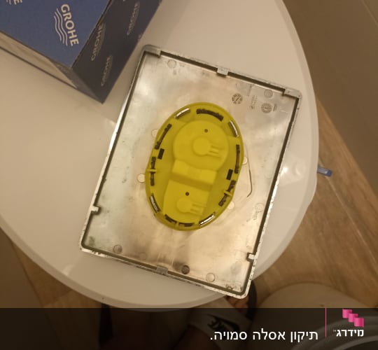 מנגנון צנרת צהוב על שולחן לבן